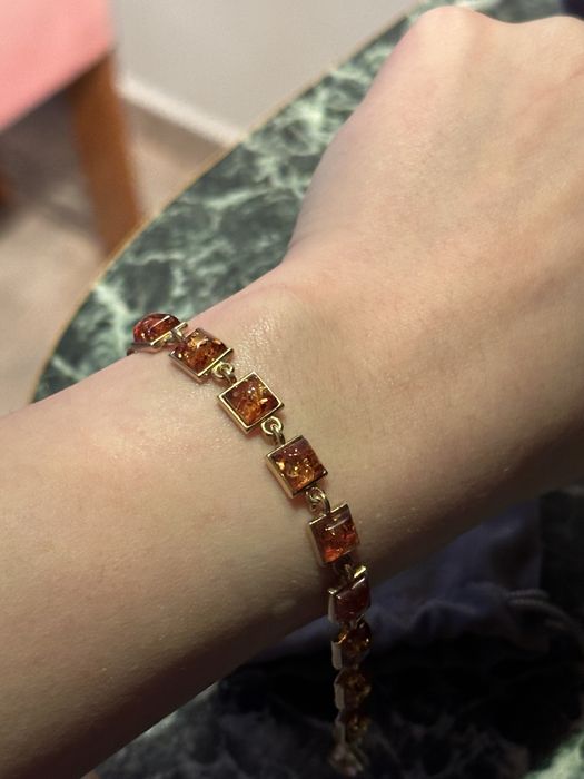 Сребърна гривна с камъни кехлибар