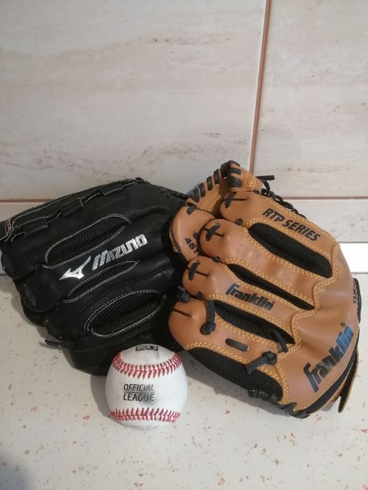 Manusi de baseball și minge oficiala