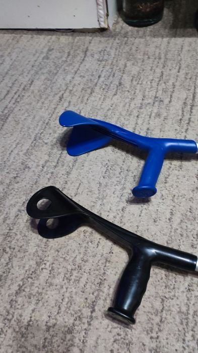 Vând 2 cârje antebraț pt adulți( preț pt ambele)