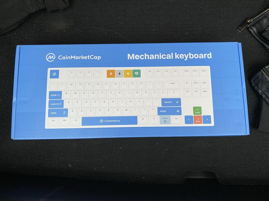 Продам новую фирменную клавиатуру CoinMarketCap