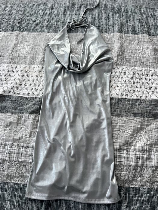 Уникално красива вечерна рокля с гол гръб