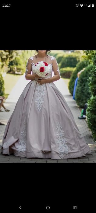 Rochie mireasa deosebita.