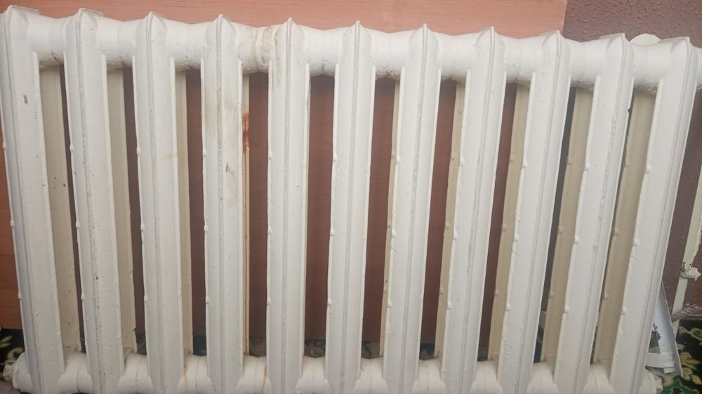 чугунный батарея .