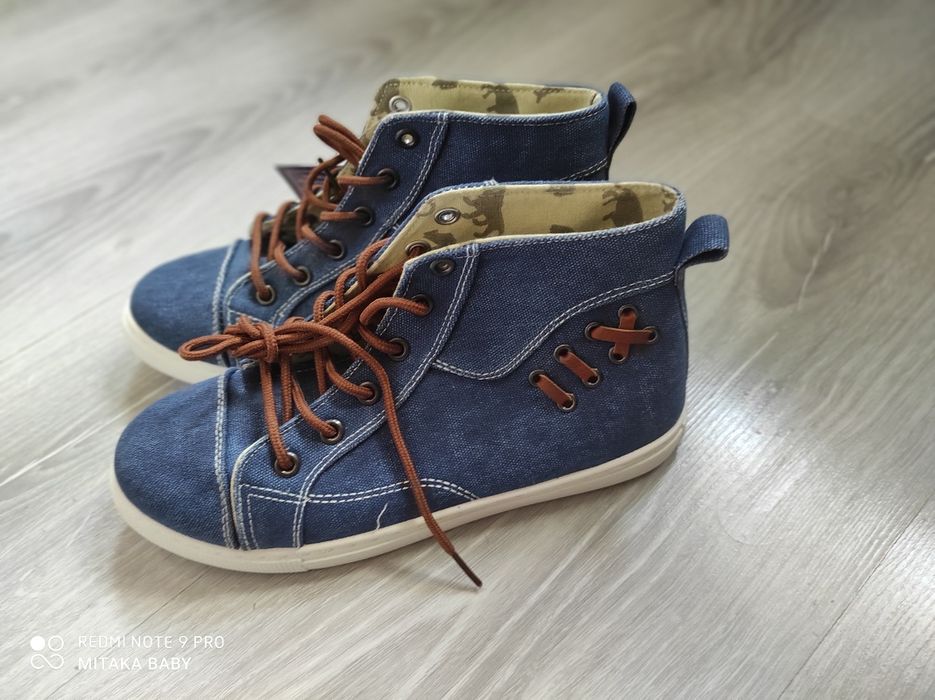 Продавам дамски високи кецове