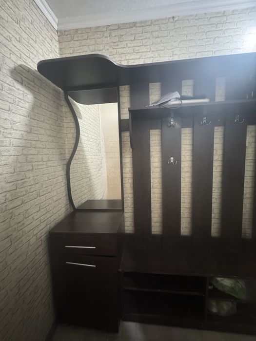 Прихожая с зеркалом и вешалкой, тумба для обуви