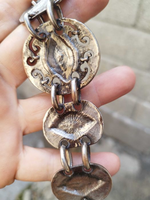 Продавам две старинни гривни