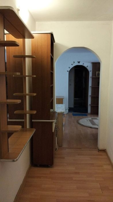 Proprietar închiriez apartament cu trei camere semiecomandat