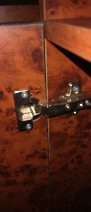 Работен кът: бюро с контейнер за РС, масичка , библиотечен шкаф.