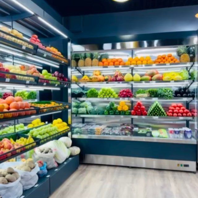 Витрина и холодильник