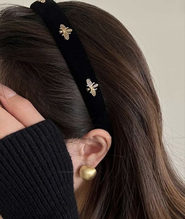 Bentita neagra din catifea, noua