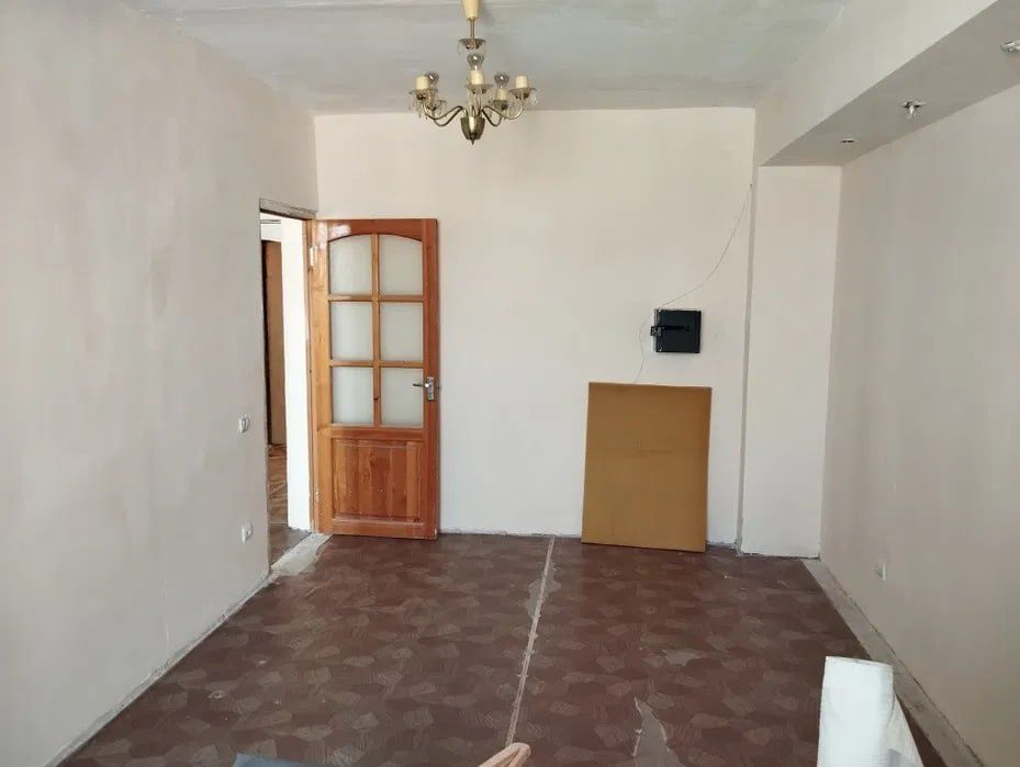 Продается 2х комнатная 65м2 квартира в Яшнабаде по линии метро ТЕПЛАЯ!