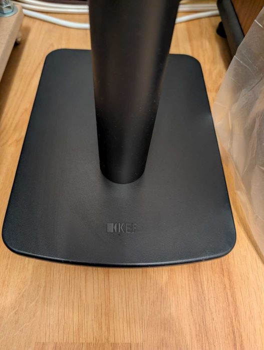 Комплект качествена аудио система колони, стойки и субуфер KEF