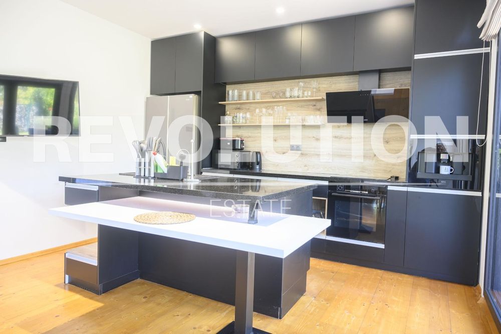 Дава се под наем Къща в Варна, м-т Траката - 320 кв.м за 5000 € - Снимка #4