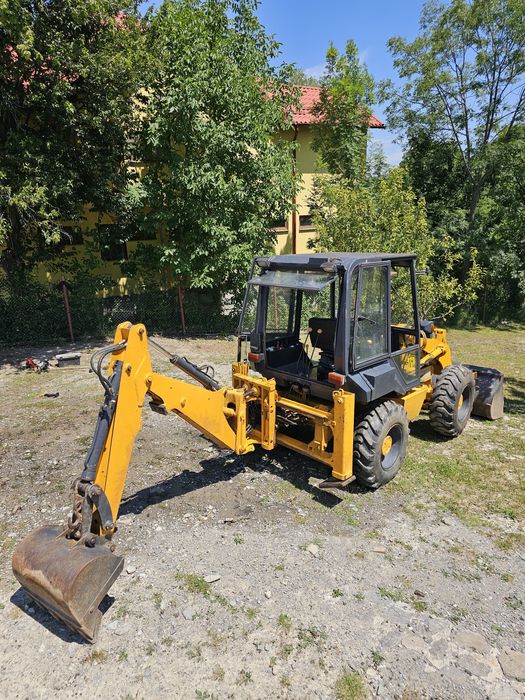 Inchiriez Buldoexcavator JCB 2 CX pentru spatii mai inguste