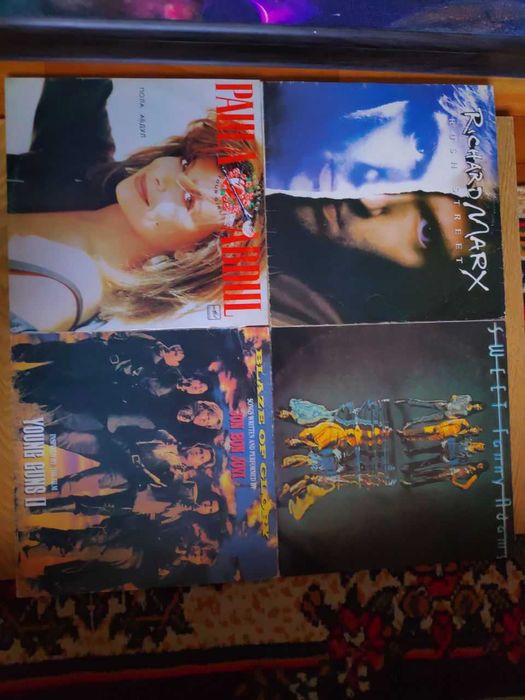 Виниловые пластинки разных жанров.