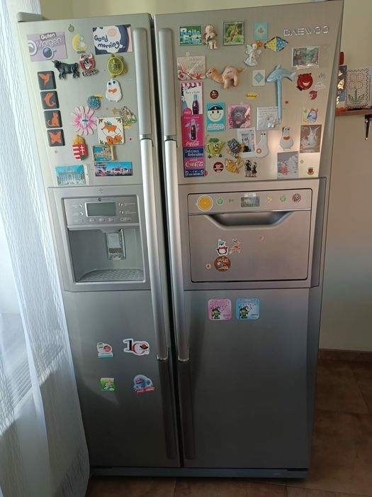 Frigider side by side Daewoo