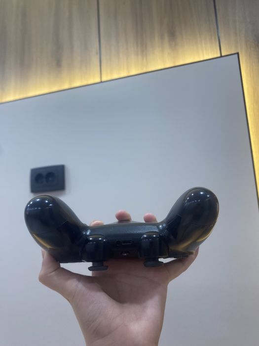 Продам джостик от пс4 идальном состояни