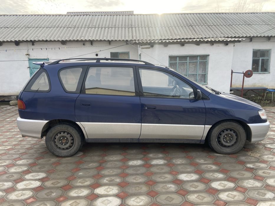 Продам машину Тойота Ипсум