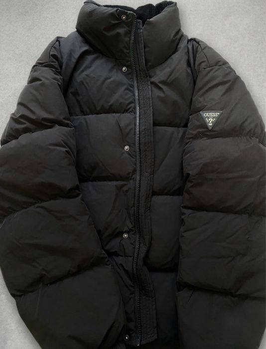 Черный пуховик Guess