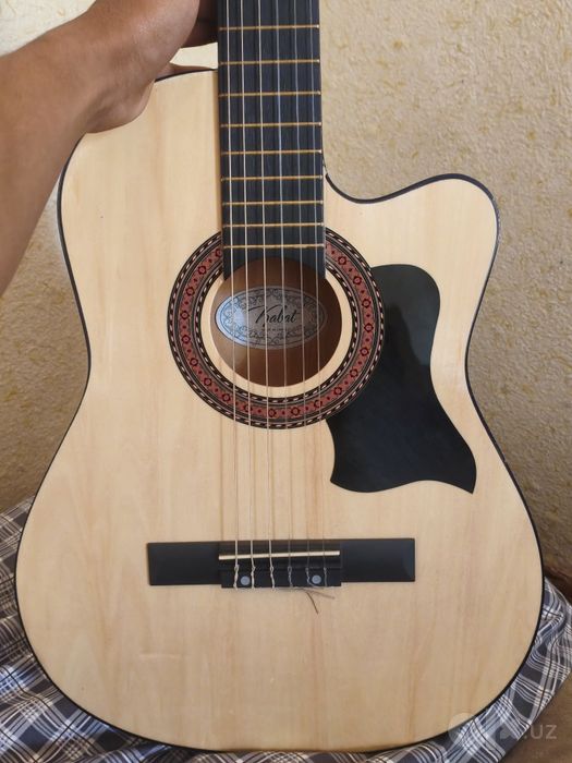 Klassik gitara sotiladi