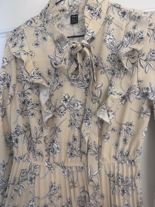 Rochita florala maxi cu maneci lungi si plisata