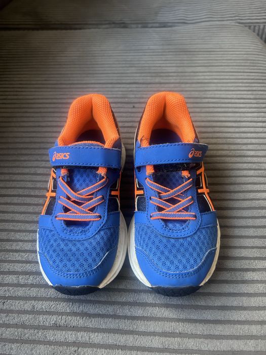 Маратонки Nike и Asics
