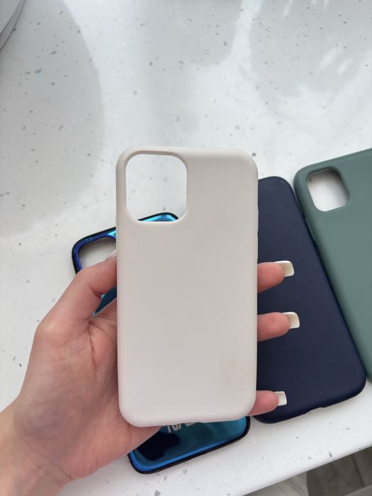 Калъфи за iPhone 11 – различни цветове (като нови)