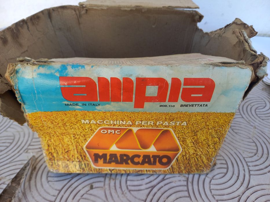 Maṣină pentru făcut paste ṣi tăiței