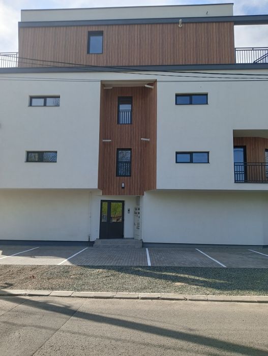 Apartament cu curte proprie str Alba iulia