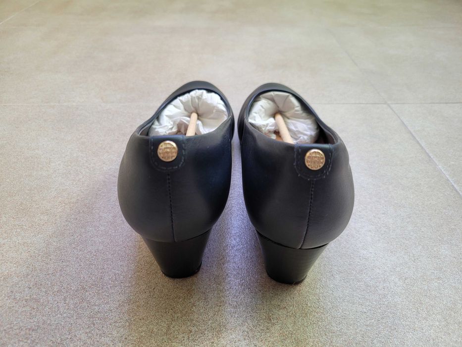 Чисто нови обувки Clarks с подарък втори чифт на ТОП цена