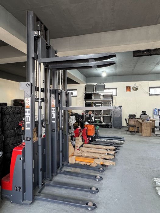 Штаблёр электрический самоходный