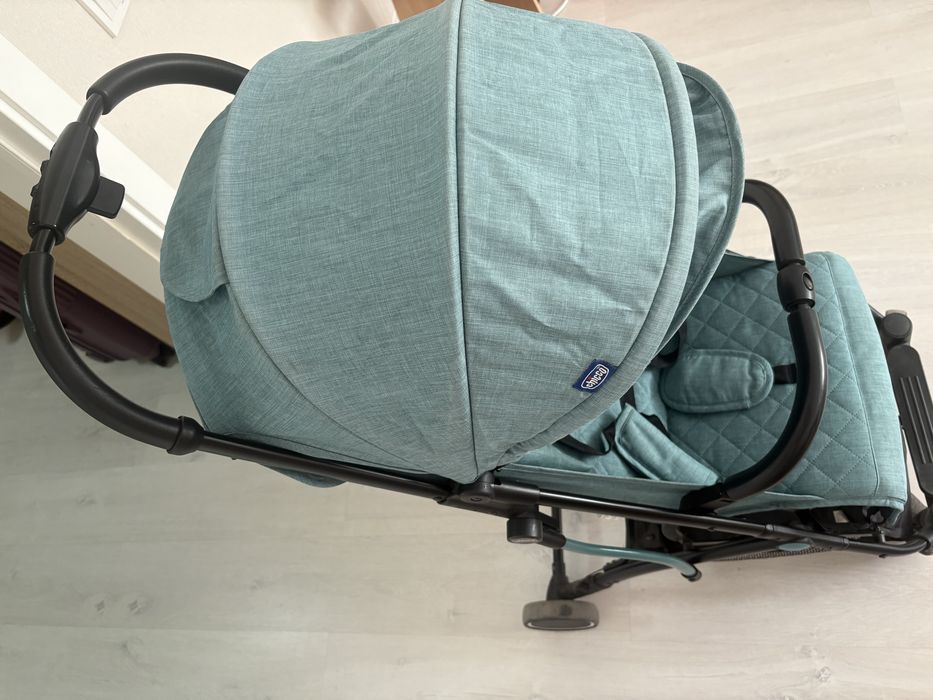 Продам прогулочную детскую коляску Chicco