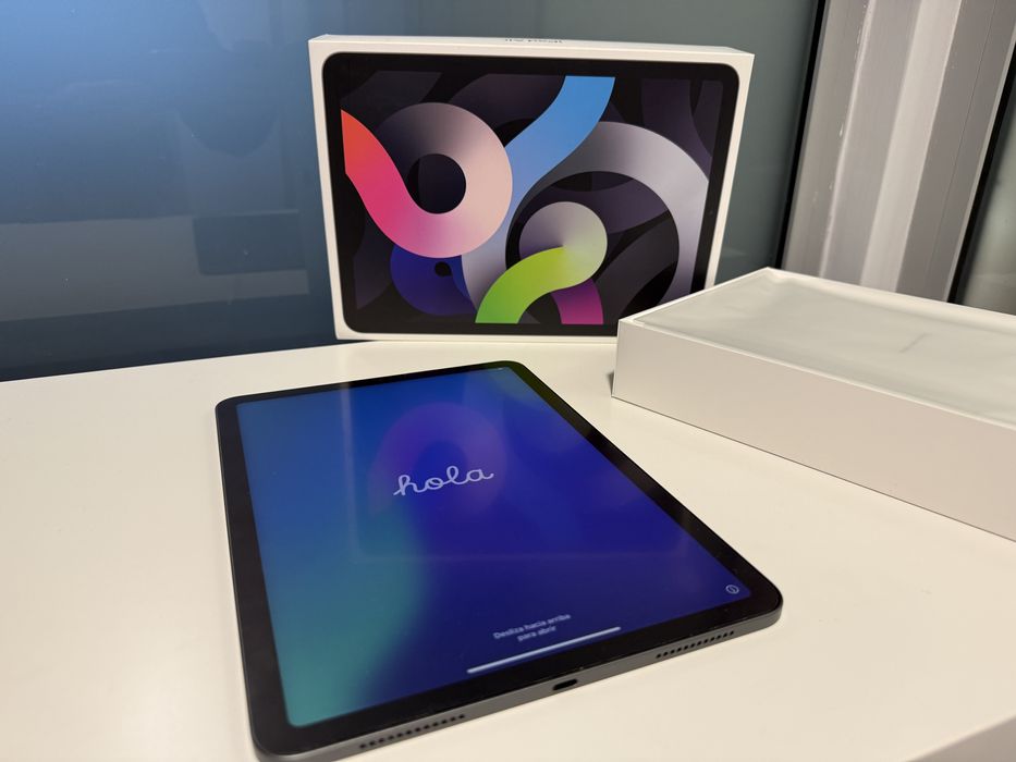 iPad Air 4th Gen (64GB) Като Нов + 2 Кейса и протектор!