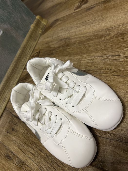Vand adidasi nike