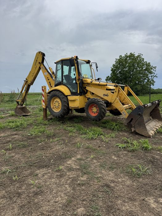 Buldoexcavatot Komatsu schimb cu miniexcavator sau Ford Ranger