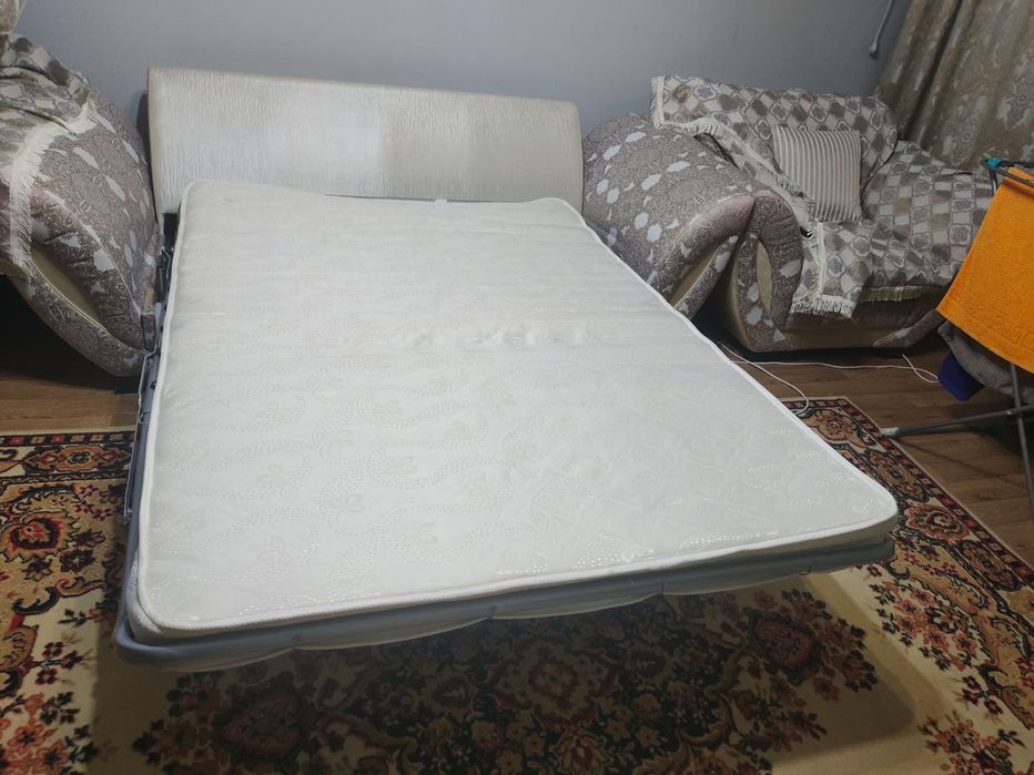 Продам диван с 2 - мя креслами