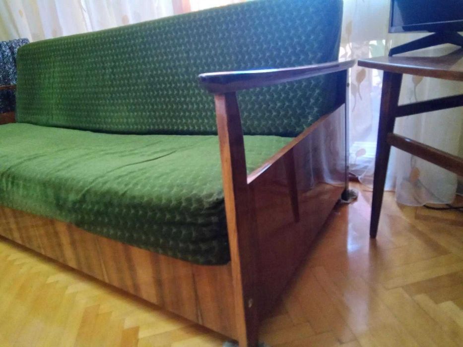 Диван лакированный. Книжка ширина 190см. глубина 53 см.
