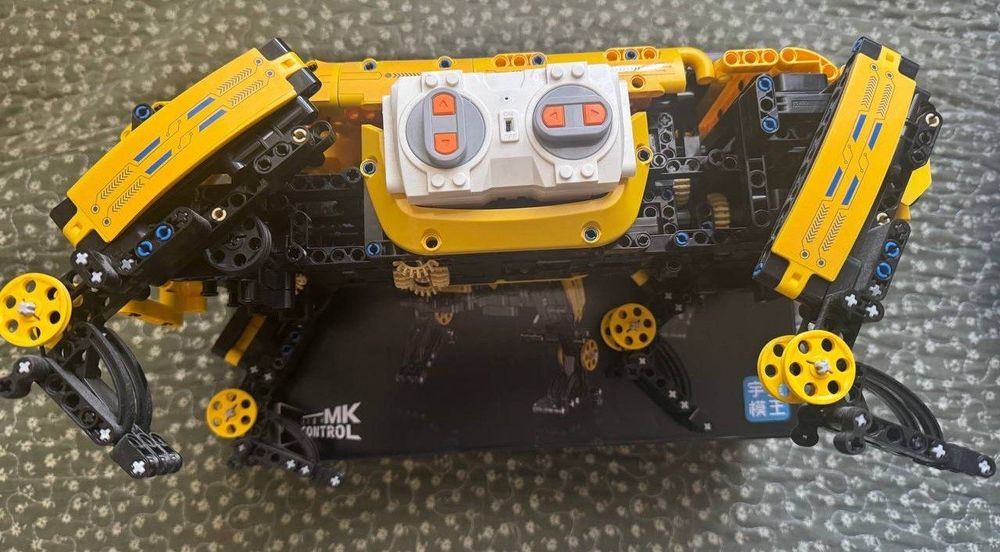 Робот собака с пультом управления