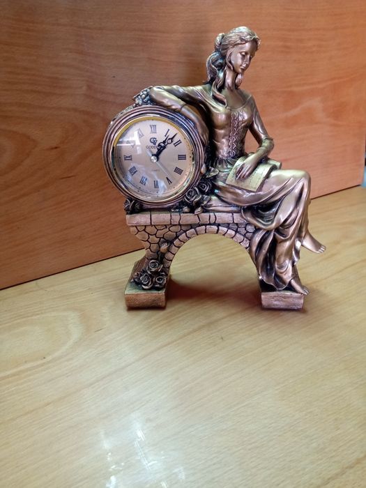 Статуэтка девушка с книгой