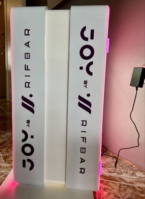 Дисплеен стелаж с LED осветление