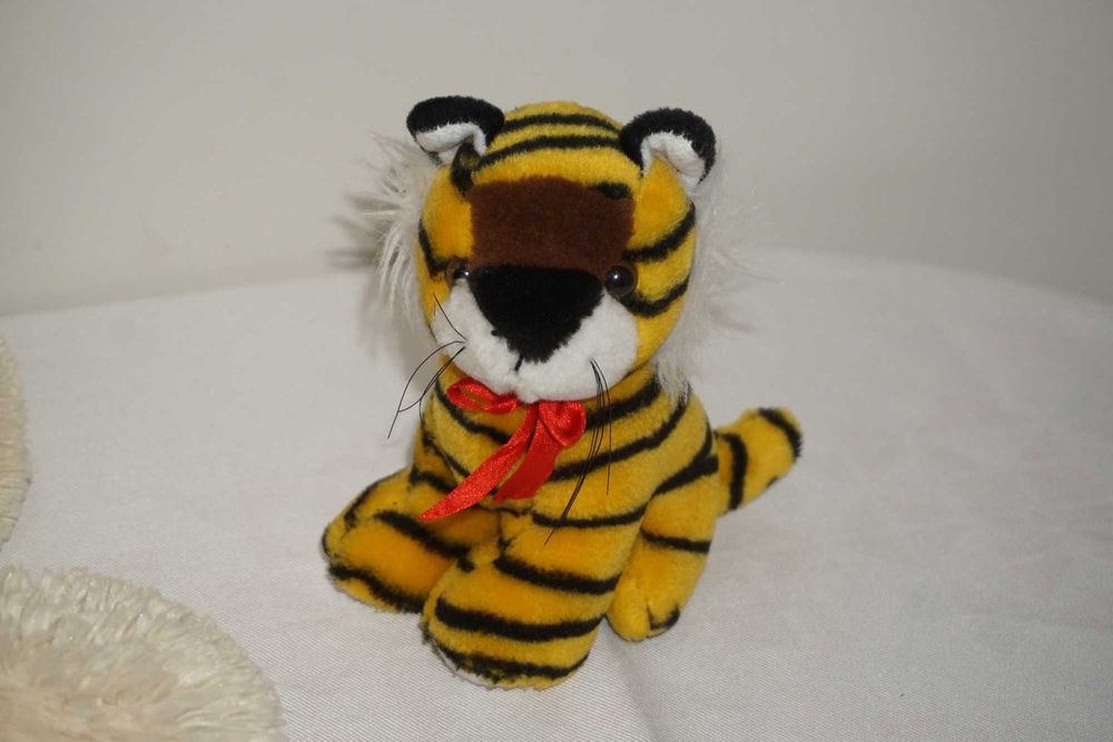 Лот от Плюшени играчки и детски часовник