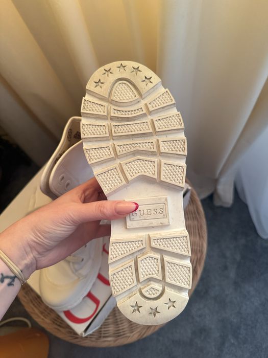 Ghete / bocanci albi cu sireturi Guess