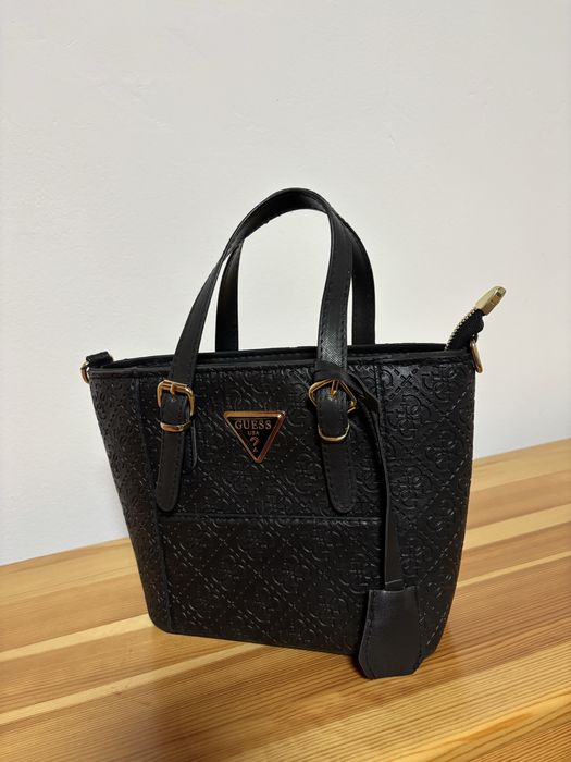 Нова дамска чанта Guess – черна, с дълга дръжка