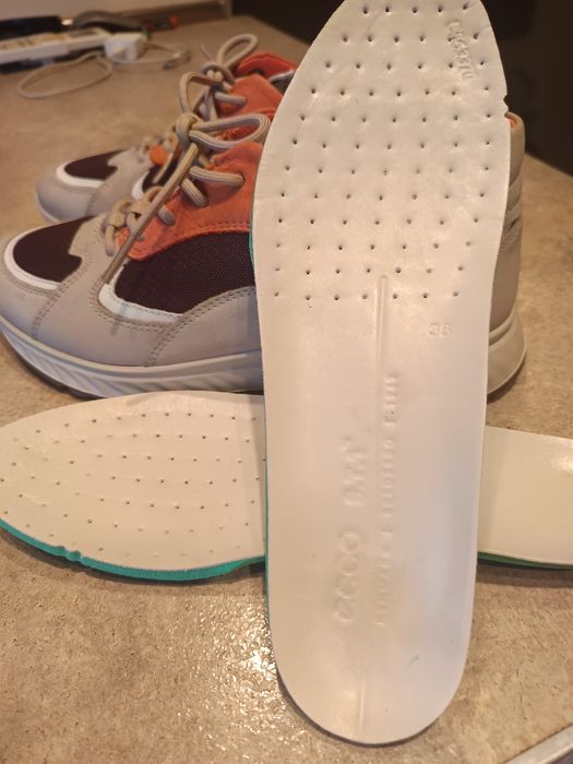 Маратонки ЕССО       .