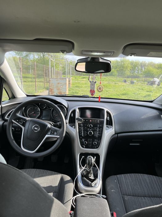 De vanzare opel astra j 2011