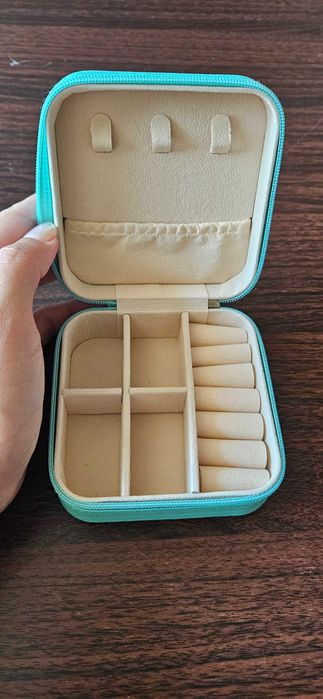 Синя кутия за бижута