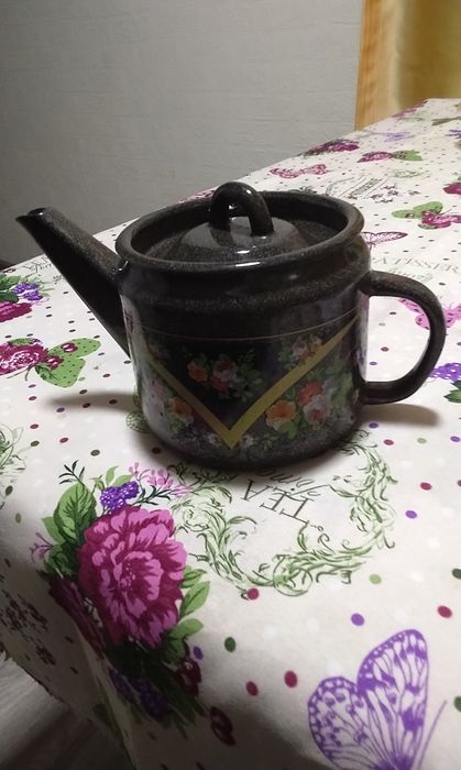 Продаю чайник эмалированный