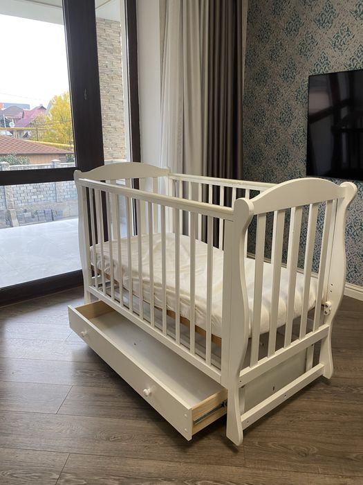 Детская кроватка / манеж