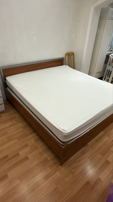 Продам спальный гарнитур. Шкаф, кровать, столик, тумбы.