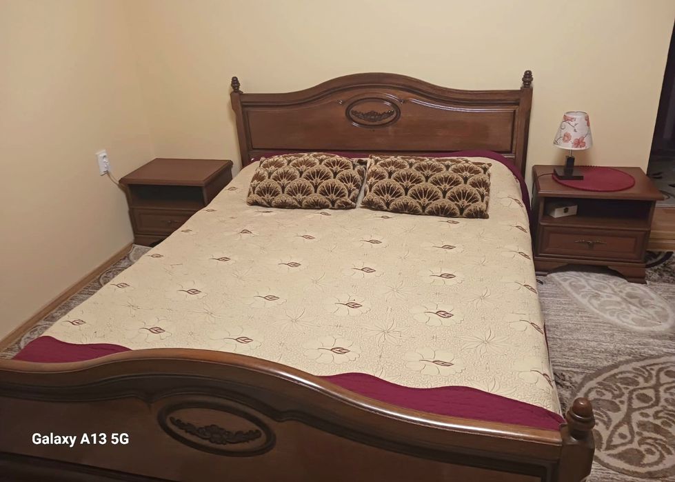 Pat dormitor din lemn masiv plus saltea si 2 noptiere